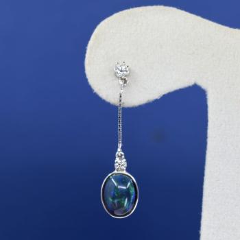 Gold earrings with opals Gold earrings with opals